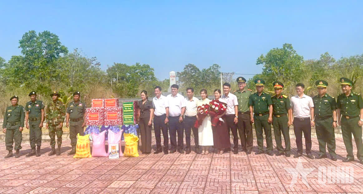 Đồn Biên phòng Yok M’Bre và xã Ea Bung chúc Tết lực lượng bảo vệ biên giới Campuchia